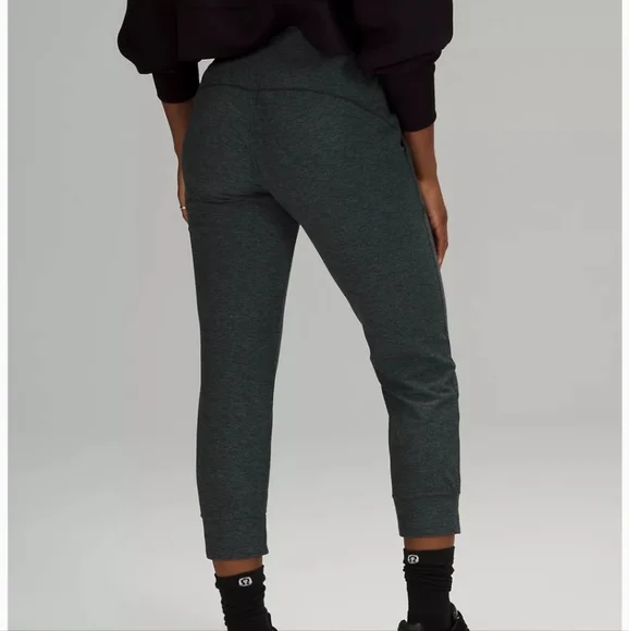 Jogger Crop - Picture 3 of 8